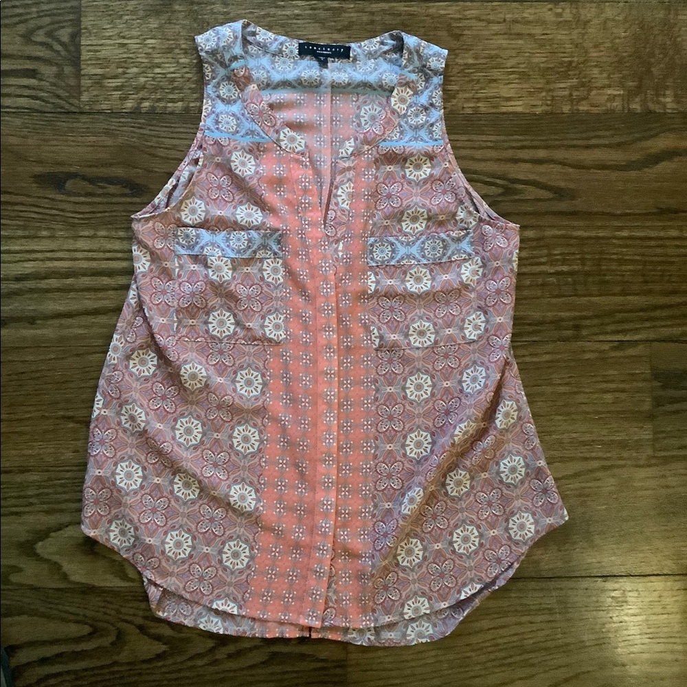 Lightweight sleeveless blouse.